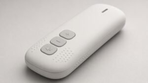 通用消费电子手持成品摄影棚渲染：哑光壳体、大触感侧键与可读凹刻标识，握持区软触皮纹清晰